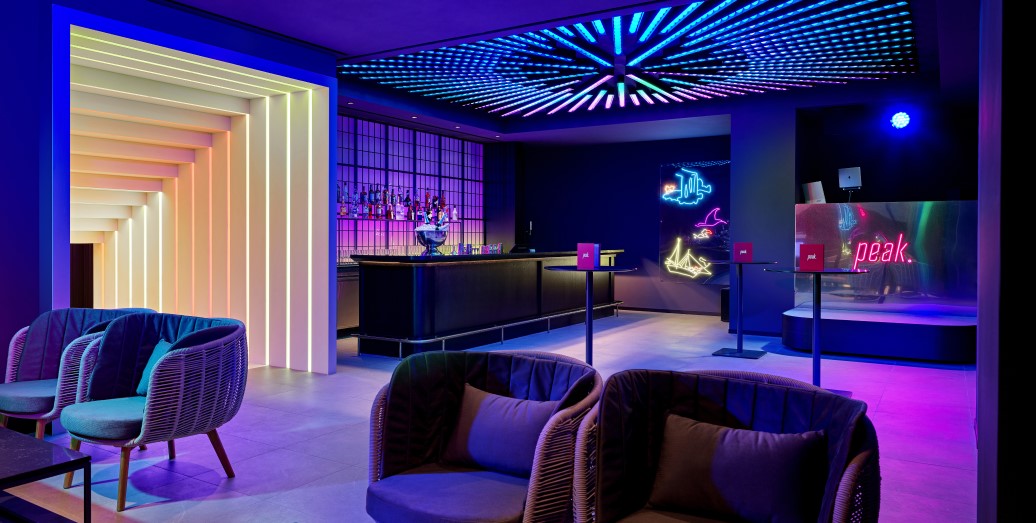 ׷_ BAR
