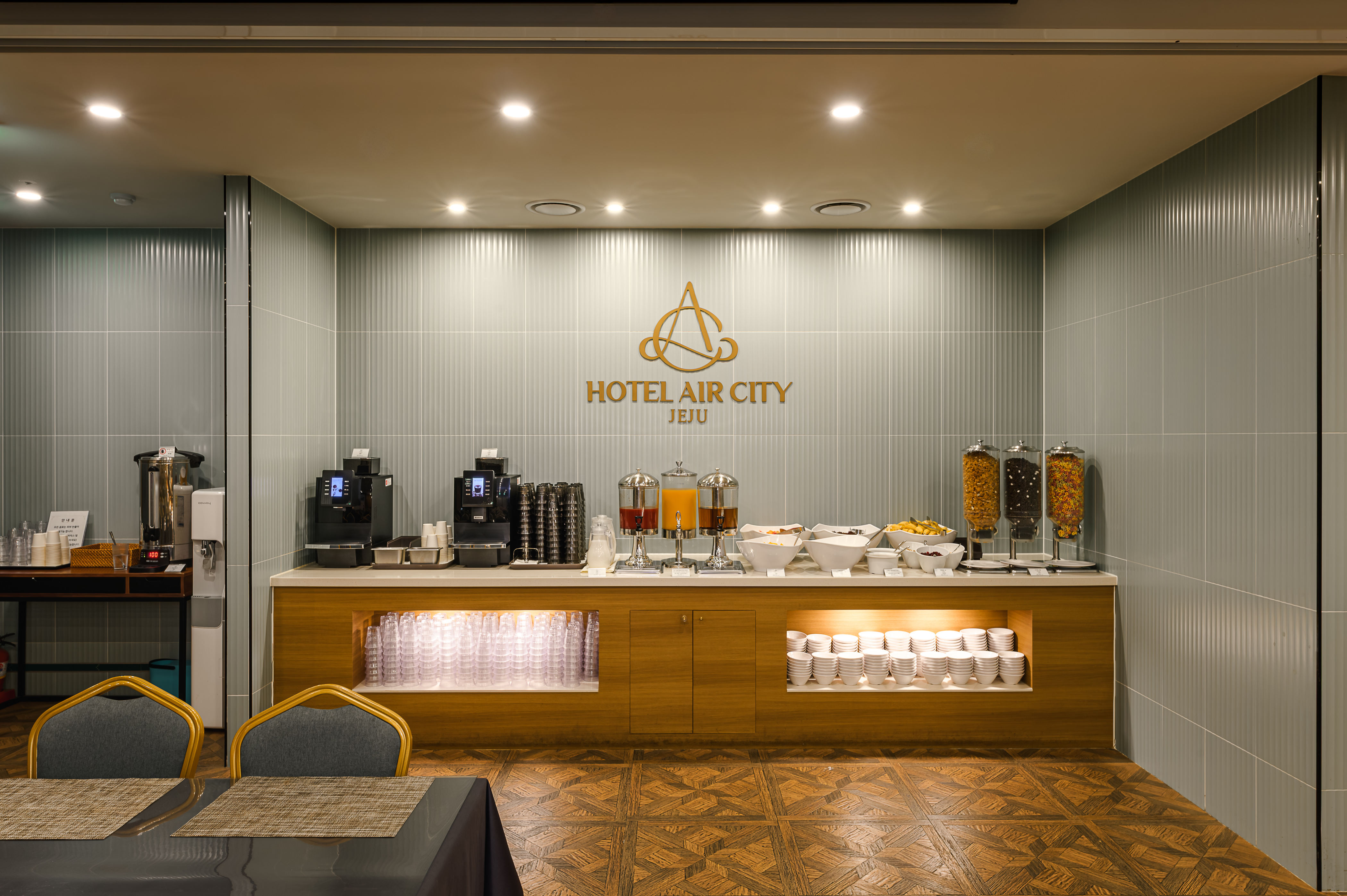 �������